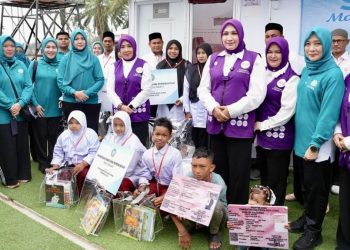 Ketum Posyandu Berikan Bantuan dan Ajak Warga Huntara Aceh Senam Sehat