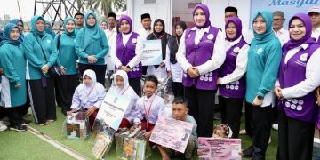 Ketum Posyandu Berikan Bantuan dan Ajak Warga Huntara Aceh Senam Sehat