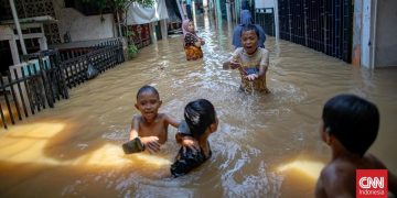 22 RT di Jaktim Terendam Banjir, Ketinggian Air di Bidara Cina Hampir 2 Meter