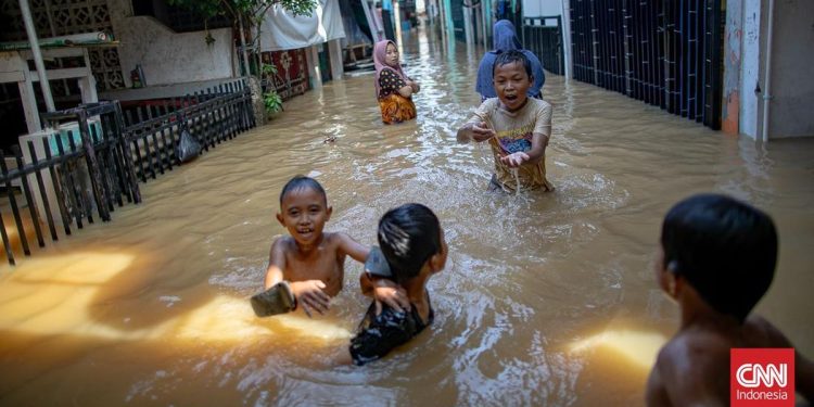 22 RT di Jaktim Terendam Banjir, Ketinggian Air di Bidara Cina Hampir 2 Meter