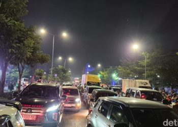 Demonstrasi Tolak MBG di Makassar, Massa Bakar Ban dan Tutup Jalan