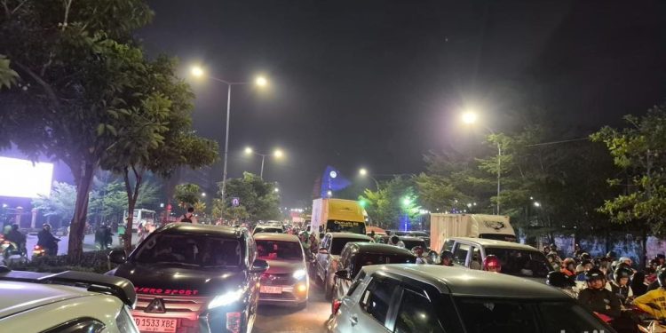 Demonstrasi Tolak MBG di Makassar, Massa Bakar Ban dan Tutup Jalan