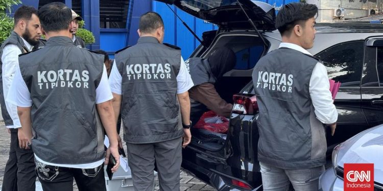 Geledah Kafe Sidoarjo Dalam Kasus Korupsi Impor HP Seken oleh Kortas Tipidkor