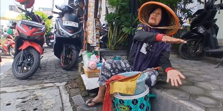 Nenek Jukir Terima Hadiah Umrah Setelah Gagalkan Pencurian Uang Rp3,6 Miliar