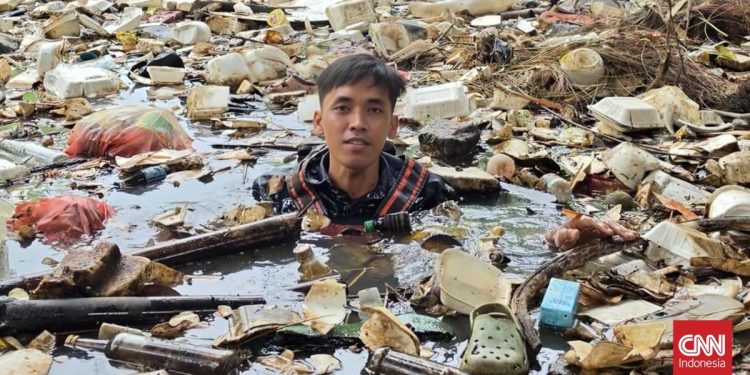 Tumpukan Sampah Tutupi Aliran Sungai Sejarah Kesultanan Banten