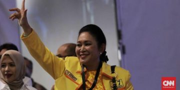 Titiek Soeharto Meraih Juara 3 di Kejuaraan Menembak Kapolri Cup