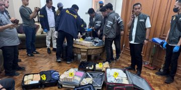 Polisi Sita Ponsel dan Foto Keluarga dari Brankas di Rumah Sentul