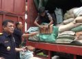 Penggerebekan Gudang Rokok Ilegal di Serang, 80 Bal berhasil Disita