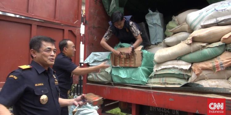 Penggerebekan Gudang Rokok Ilegal di Serang, 80 Bal berhasil Disita