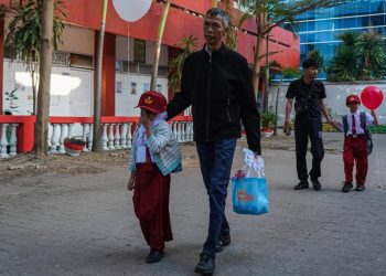 Pemerintah Terapkan Gerakan Ayah Mengantar Anak ke Sekolah
