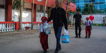 Pemerintah Terapkan Gerakan Ayah Mengantar Anak ke Sekolah