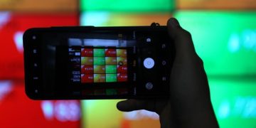 IHSG Tutup Menguat 1,56% Menuju Level 6.200