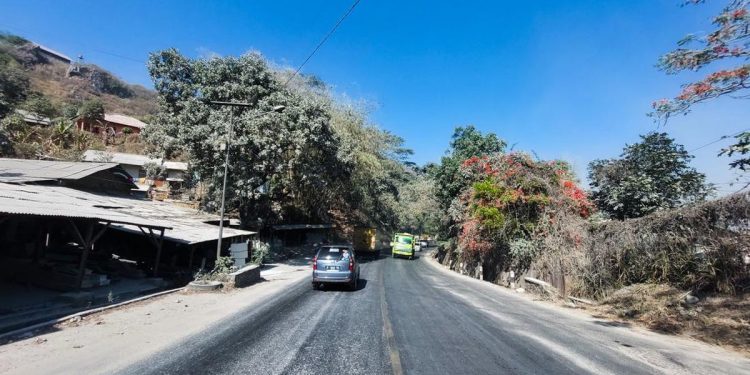 Debu Kapur Menyelimuti Cipatat Bandung Barat, Dinkes Kirim Tim Bantuan