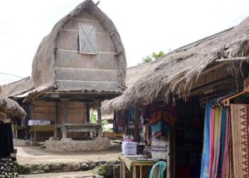 Kebakaran di Rumah Adat Sade Lombok Tengah