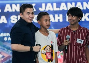 Teddy Seskab Disambut Puisi Siswa SR Dari Jalanan Menuju Harapan