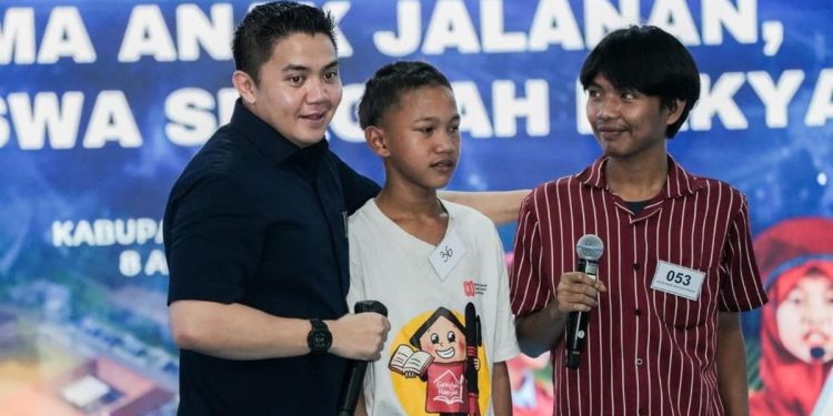 Teddy Seskab Disambut Puisi Siswa SR Dari Jalanan Menuju Harapan