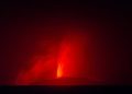 Lava Pijar yang Dimuntahkan oleh Gunung Anak Krakatau dalam Foto