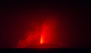 Lava Pijar yang Dimuntahkan oleh Gunung Anak Krakatau dalam Foto