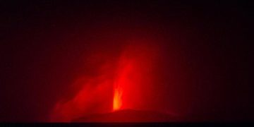 Lava Pijar yang Dimuntahkan oleh Gunung Anak Krakatau dalam Foto