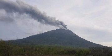 Gunung Ili Lewotolok Terjadi Dua Kali Meletus dengan Kolom Abu Hingga 700 Meter