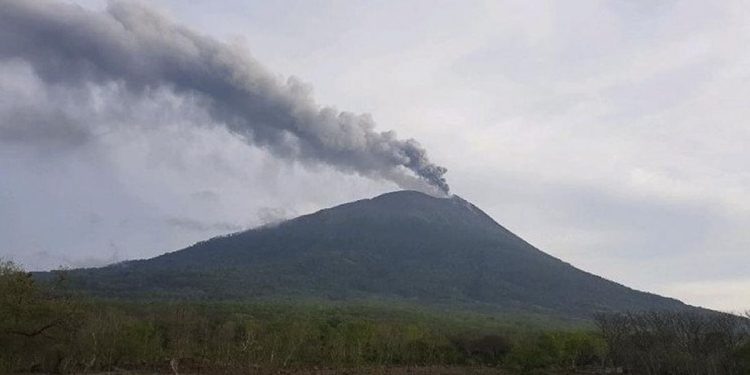 Gunung Ili Lewotolok Terjadi Dua Kali Meletus dengan Kolom Abu Hingga 700 Meter