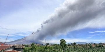 Foto Erupsi Gunung Sinabung Naik Status Menjadi Siaga