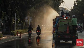 Jakarta Semprot Jalan Mitigasi Abu Vulkanik dari Anak Krakatau