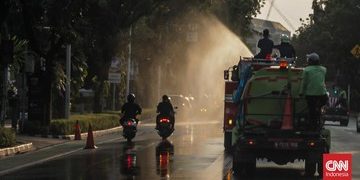 Jakarta Semprot Jalan Mitigasi Abu Vulkanik dari Anak Krakatau