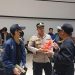 Polri Sambut Penumpang dan Berikan Snack di Bandara Soekarno-Hatta
