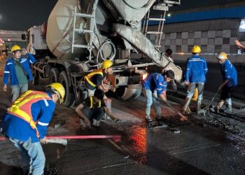 Mobil ASN di Pekalongan Terobos Jalan yang Sedang Dicor