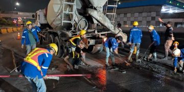 Mobil ASN di Pekalongan Terobos Jalan yang Sedang Dicor