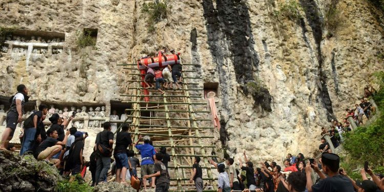 Karhutla Toraja Utara Membakar Ratusan Peti Jenazah di Makam Tradisional
