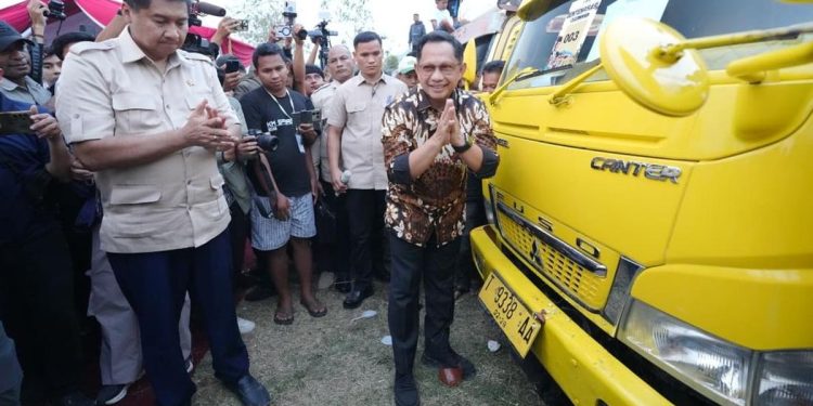 Mendagri dan Menteri PKP Serahkan 125 Truk untuk Program Gentengisasi