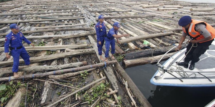 TNI AL Amankan 2 Kapal yang Selundupkan 8000 Kayu Ilegal di Pulau Buru