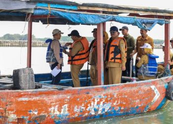 Taj Yasin Evaluasi Proyek Tanggul Pantai di Demak untuk Pemulihan Tambak