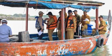 Taj Yasin Evaluasi Proyek Tanggul Pantai di Demak untuk Pemulihan Tambak