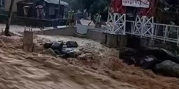 Derasnya Banjir Bandang di Padang Menggenangi Rumah Warga
