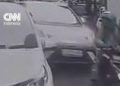 Detik-detik Ojol Tertabrak Mobil hingga Kaki Patah