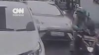 Detik-detik Ojol Tertabrak Mobil hingga Kaki Patah
