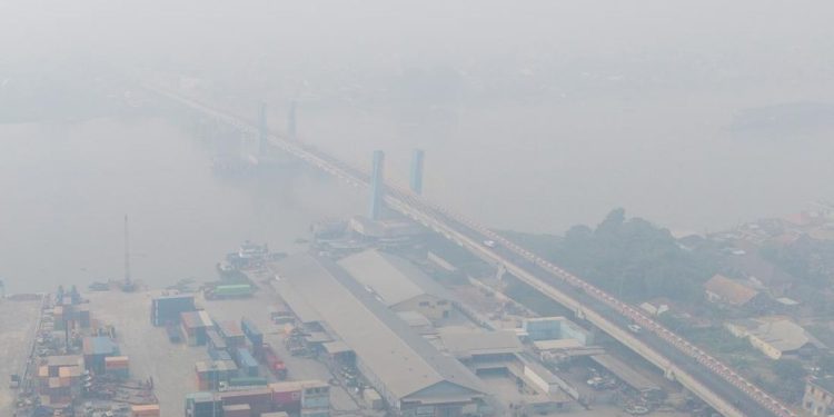 Kualitas Udara Sangat Bahaya di Palembang Mengakibatkan Sesak Bernapas